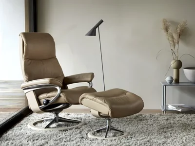Fauteuil relax Stressless View en cuir marron clair avec repose-pieds, présenté dans un salon – Meubles Bouchiquet à Bergues (59)