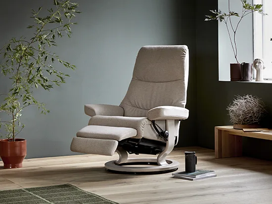 Fauteuil relax électrique Stressless View en tissu beige, mis en scène dans un intérieur – Meubles Bouchiquet à Bergues (59)