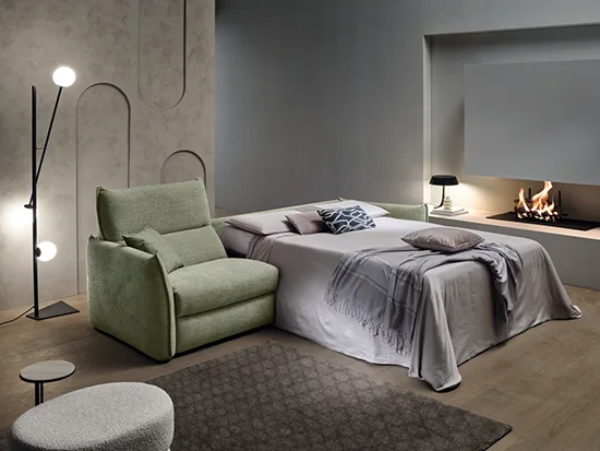 Canapé convertible Dakar vert transformé en couchage dans une chambre aux Meubles Bouchiquet à Bergues (59)