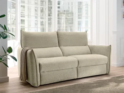 Canapé convertible Dakar vert avec accoudoirs larges dans un salon lumineux