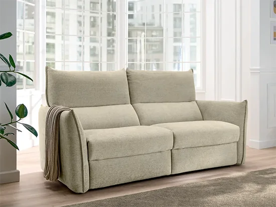 Canapé convertible Dakar vert avec accoudoirs larges dans un salon lumineux