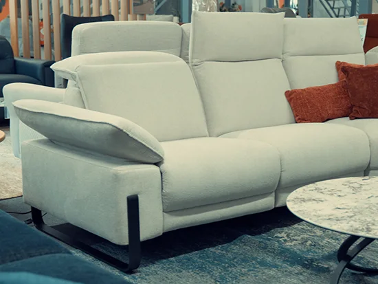 Canapé relax électrique beige Sereno rom1961 avec coussin terracotta aux Meubles Bouchiquet à Bergues (59)