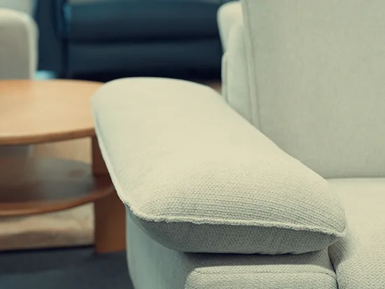 Accoudoir replié du canapé relax électrique rom1961 Sereno beige