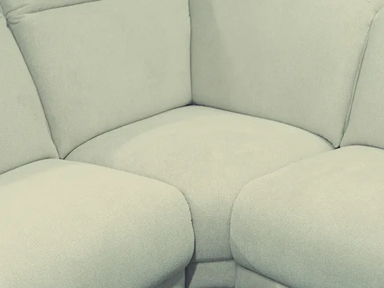 Détail de l’angle du canapé relax électrique rom1961 Sereno beige