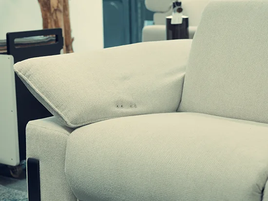 Détail du mécanisme de relaxation électrique du canapé rom1961 Sereno