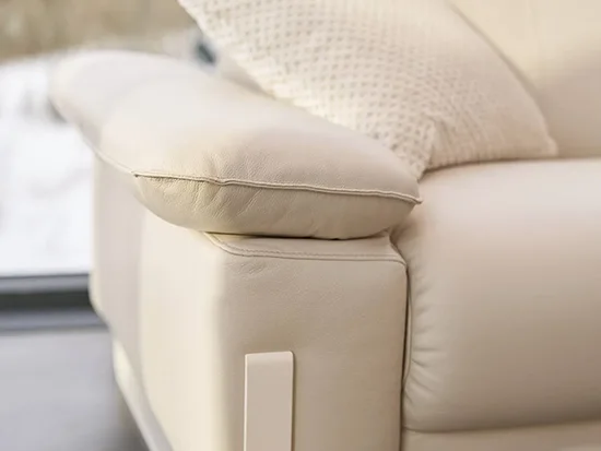 Détail de l’accoudoir moelleux du canapé relax électrique rom1961Sereno