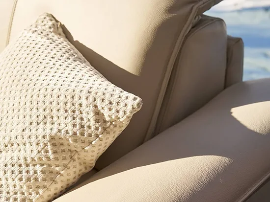 Coussin beige texturé sur canapé relax électrique rom1961 Sereno dans un salon lumineux