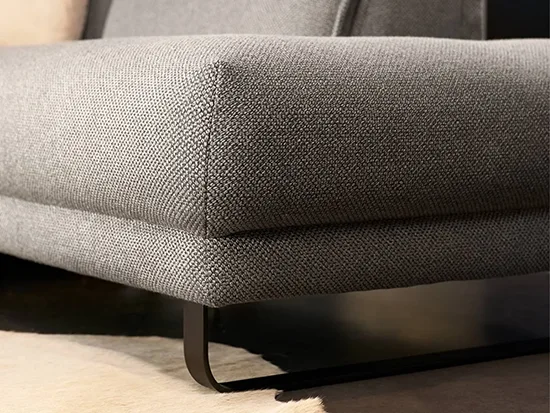Pied métallique noir et tissu gris du canapé relax électrique rom1961 Sereno