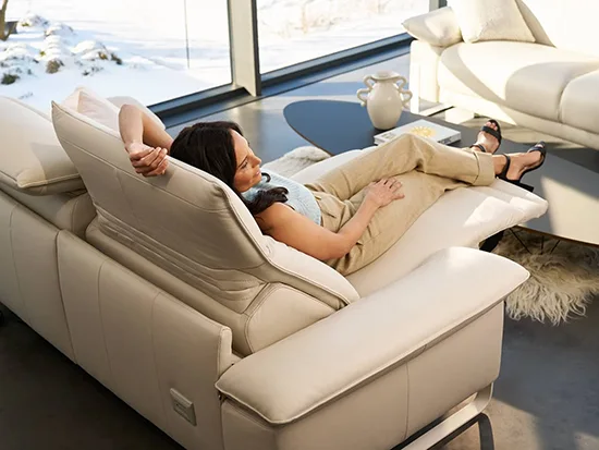 Personne installée dans un fauteuil relax électrique rom1961 Sereno beige avec repose-pieds