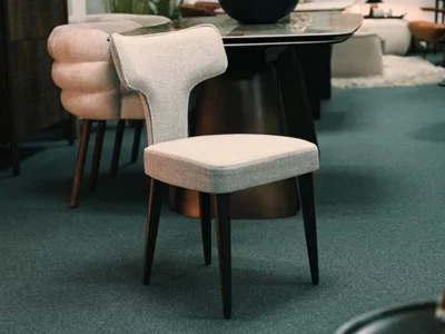 Chaise Fama Lalo en tissu beige aux Meubles Bouchiquet à Bergues (59)