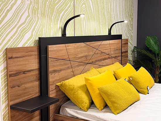 Chambre à coucher contemporaine avec lit bois et métal Thalya, présenté avec des coussins jaunes aux Meubles Bouchiquet à Bergues (59)