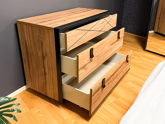 Commode bois et métal noir avec tiroirs ouverts de la chambre Thalya