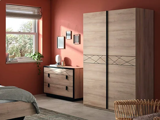 Commode bois et métal noir avec armoire à portes coulissantes dans une chambre terracotta