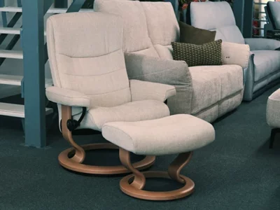 Fauteuil Stressless Nordic en tissu beige avec repose-pieds aux Meubles Bouchiquet à Bergues (59)