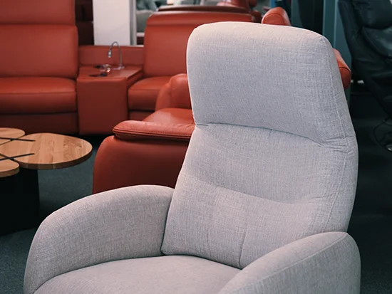 Détail du dossier du fauteuil relax en tissu gris rom1961 Sonata