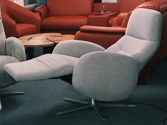 Fauteuil relax gris en tissu rom1961 Sonata avec dossier haut et repose-pieds relevé