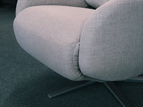 Détail de l’assise du fauteuil relax gris rom1961 Sonata
