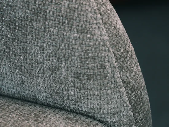 Gros plan sur le revêtement en tissu gris du fauteuil relax