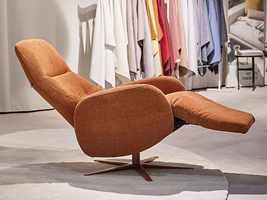 Fauteuil relax électrique rom1961 Sonata orange en position relaxation avec repose-pieds déployé