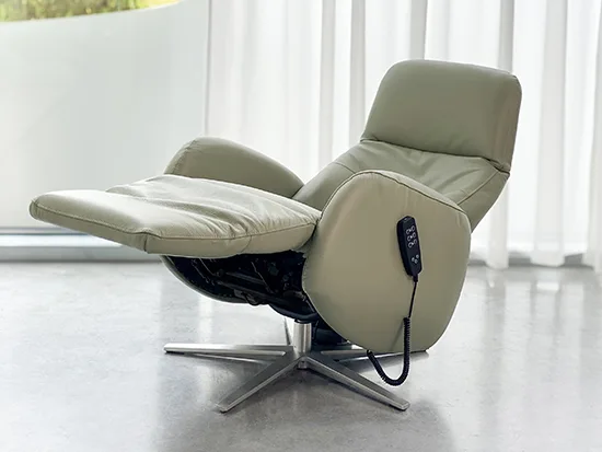 Fauteuil relax électrique rom1961 Sonata vert olive en position inclinée avec repose-pieds déployé