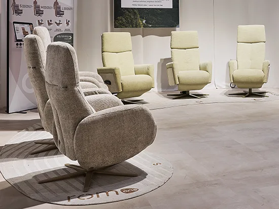 Fauteuils relax électrique rom1961 Sonata beige et gris pivotants exposés dans un salon