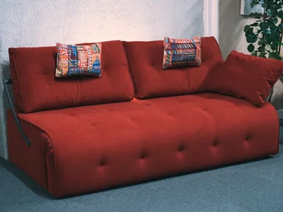 Canapé relax convertible Fama Indy rouge avec coussins décoratifs aux Meubles Bouchiquet à Bergues (59)