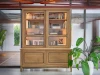 bibliotheque-chene-massif-portes-coulissantes-verre-artcopi-jazz-meubles-bouchiquet-bergues