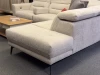 canape-angle-tissu-blanc-relax-coussin-accoudoirs-detail-02