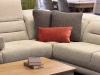 canape-angle-tissu-blanc-relax-coussin-accoudoirs-detail